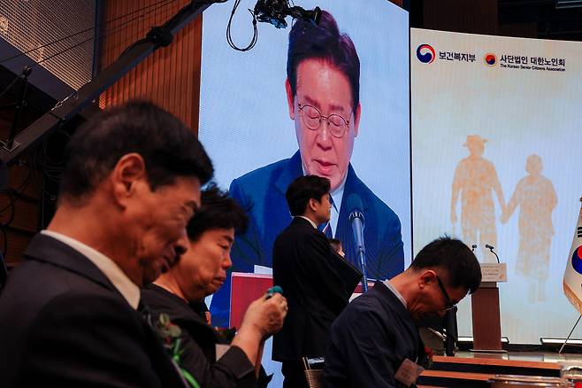이재명 대통령이 8일 오전 서울 중구 대한상공회의소에서 열린 제54회 어버이날 기념식 축사를 하던 중, 근무 중 순직한 소방·경찰 공무원의 유가족을 언급하자 앉아있던 가족들이 눈물을 흘리고 있다. 2026.5.8. 이준헌 기자