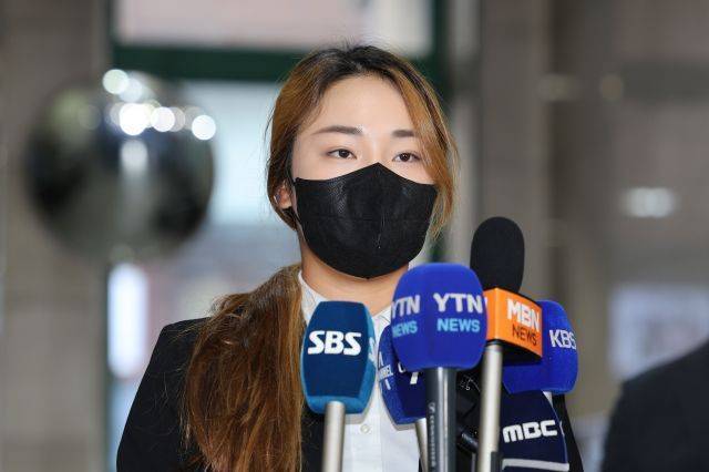 2022년 DB그룹 제36회 한국여자오픈 1라운드 때 있었던 오구 플레이에 대한 징계 논의를 위해 소집된 KLPGA투어 상벌분과위원회에 출석해 기자들의 질문에 답하고 있는 윤이나. 연합뉴스