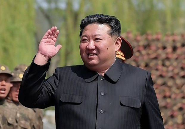 김정은 북한 국무위원장이 지난 4월 25일 조선인민혁명군(빨치산) 창건 94주년을 맞아 인민군 서부지구 기계화보병사단관하 연합부대를 축하방문해 장병들을 격려하고 있다. 조선중앙TV 화면. 연합