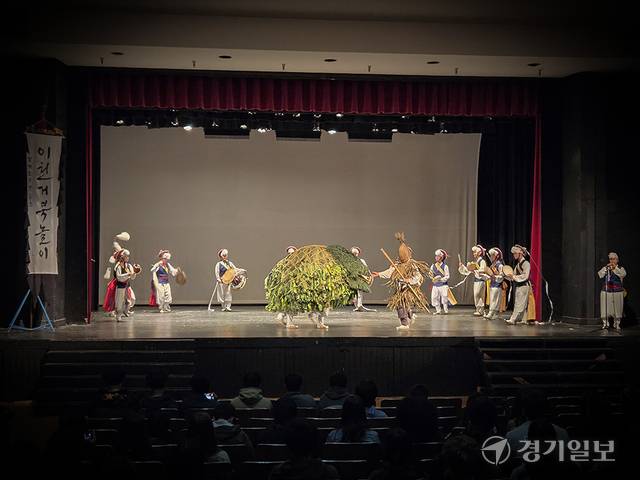 이천문화재단 문화사절단 ‘이천통신사’가 미국 샌프란시스코 로엘고등학교에서 학생들과 교사들을 대상으로 ‘이천거북놀이’를 비롯한 한국 전통문화 공연을 선보이고 있다. 김정오기자