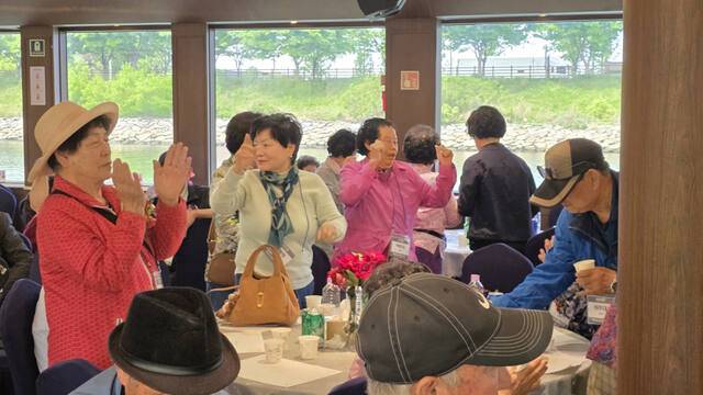 8일 아라뱃길 유람선에서 열린 초청공연 중 계양농협 조합원 어르신들이 음악에 맞춰 춤을 추고 있다. 장민재 기자