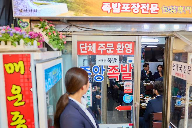 이재명 대통령과 김혜경 여사가 8일 서울 남대문시장 한 식당에서 식사를 하고 있다. 2026.5.8 / 사진=청와대 제공