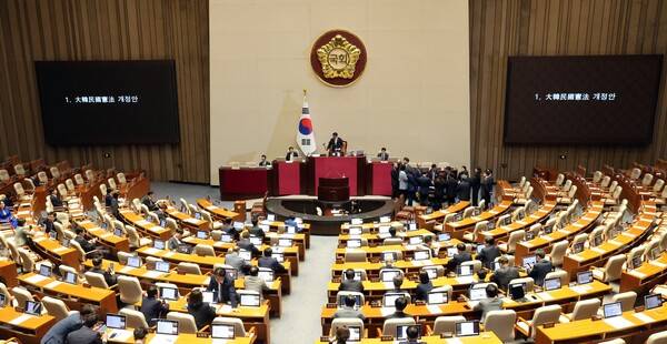 ▲우원식 국회의장이 7일 국회 본회의에서 개헌안을 상정하고 있다. 사진=우원식 페이스북