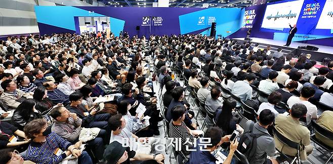 7일 서울 강남 코엑스에서 ‘불확실성 시대, 자산을 지키고 키우는 전략’을 주제로 열린 ‘2026 서울머니쇼’에서 기조연설자로 나선 스티브 브라이스 스탠다드차타드(SC)그룹 최고투자전략가(CIO)가 반도체 등 인공지능(AI)을 포함한 주식 포트폴리오 전략에 대해 강연하고 있다. [이승환 기자]