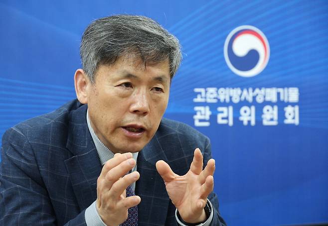 석탄회관에서 인터뷰하는 김현권 고준위방사성폐기물관리위원회 위원장.  한주형 기자
