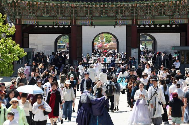 지난 5일 서울 경복궁이 나들이 나온 시민들과 외국인 관광객들로 북적이고 있다. / 사진 = 뉴스1