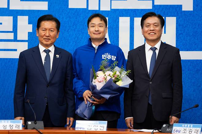 정청래 더불어민주당 대표가 8일 서울 여의도 국회에서 열린 제4차 인재영입식에서 김영빈 변호사와 기념 촬영을 하고 있다. 오른쪽은 조승래 사무총장. 김영빈 변호사는 6.3 지방선거 박수현 충청남도지사 후보의 지역구인 충남 공주·부여·청양 보궐선거 공천이 유력하다./사진=뉴스1