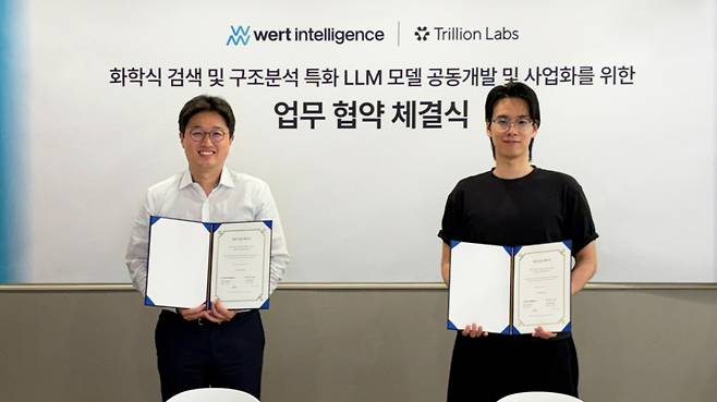 윤정호 워트인텔리전스 대표(왼쪽)와 신재민 트릴리온랩스 대표가 업무협약을 맺고 있다. /사진=워트인텔리전스 제공