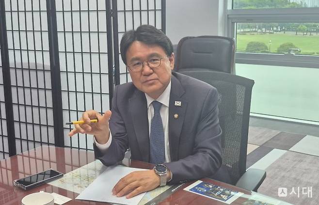 7일 서울 여의도 국회에서 검찰 보완수사권 관련 인터뷰를 진행하고 있는 황운하 조국혁신당 의원. /사진=지선우 기자