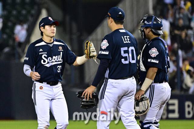 두산이 3-2로 LG에 역전승리 후 기뻐하고 있다./잠실=한혁승 기자