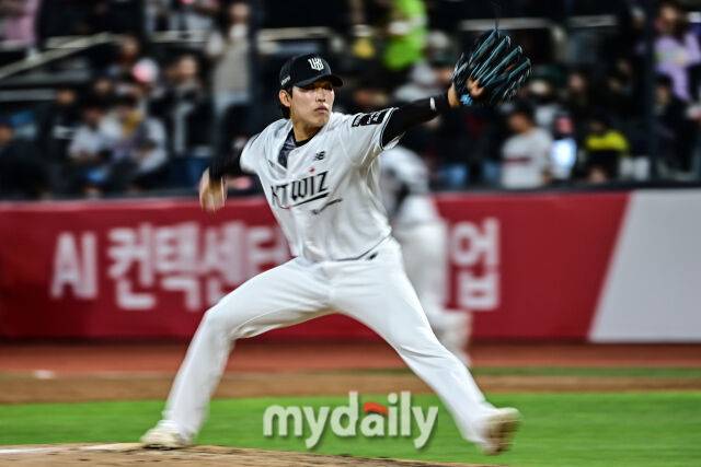 6일 경기도 수원 KT위즈파크에서 열린 '2026 신한 SOL BANK KBO리그' 롯데 자이언츠 와 KT 위즈 경기. KT 김정운이 8회초 마운드에 올라 힘차게 투구하고 있다.홍성용 코치