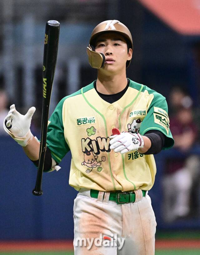 2026년 4월 12일 오후 서울 고척스카이돔에서 열린 '2026 신한 SOL KBO리그' 롯데 자이언츠와 키움 히어로즈의 경기. 키움 이주형이 7회말 1사 2루서 파울을 친 뒤 아쉬워하고 있다./마이데일리