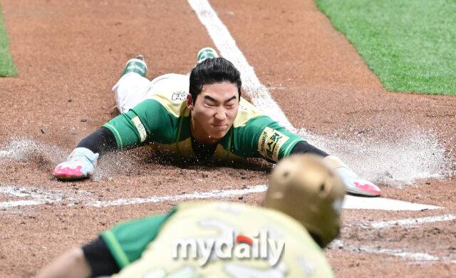 2026년 4월 12일 오후 서울 고척스카이돔에서 열린 '2026 신한 SOL KBO리그' 롯데 자이언츠와 키움 히어로즈의 경기. 키움 1루 주자 이주형이 3회말 2사 1루서 안치홍의 1타점 2루타 때 홈을 밟고 있다./마이데일리