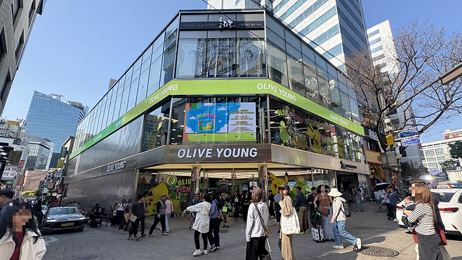 기자가 지난 6일 찾은 올리브영 명동점은 쇼핑을 하는 외국인 관광객으로 발디딜 틈을 찾기 힘들었다.   박연수 기자