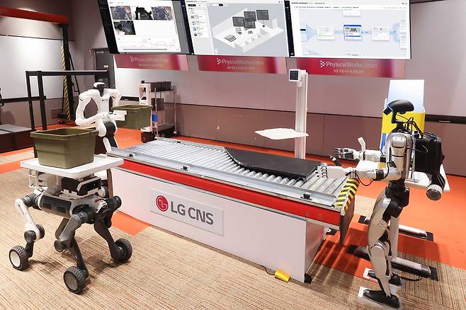 LG CNS 퓨처 로보틱스랩 내 미래형 공장 ‘다이내믹팩토리’에서 여러 종류의 로봇들이 작업을 수행하고 있다.  [LG CNS 제공]