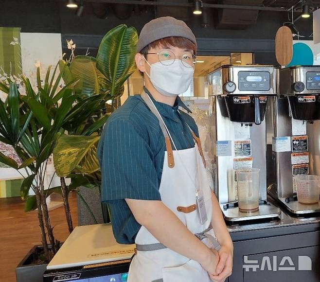 [서울=뉴시스] 고립·은둔청년을 돕는 비영리기관 ㈔푸른고래리커버리센터(센터장 김옥란)에서 일하는 송경준(30)씨. (사진=㈔푸른고래리커버리센터 제공) 2026.04.30. photo@newsis.com