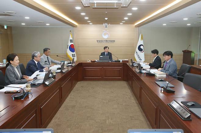[서울=뉴시스] 김종철 방송미디어통신위원장이 8일 정부과천청사에서 열린 2026년 제7차 전체회의를 주재하고 있다.  (사진=방미통위 제공) 2026.05.08. photo@newsis.com *재판매 및 DB 금지