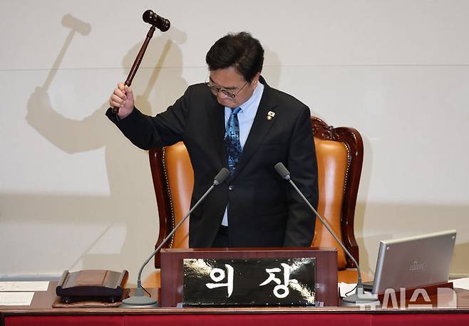 [서울=뉴시스] 김금보 기자 = 우원식 국회의장이 8일 오후 서울 여의도 국회에서 열린 제435회국회(임시회) 제2차 본회의에서 진보 여권 주도 헌법개정안 의결 시도에 대해 필리버스터로 대응하겠다는 뜻을 밝힌 국민의힘을 강하게 비판하며, 본회의 산회 선포를 하고 있다. 2026.05.08. kgb@newsis.com