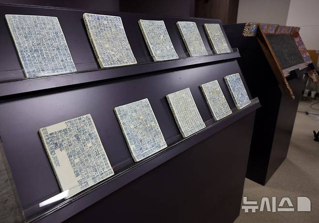 [서울=뉴시스] 배훈식 기자 = 김창원, 김강원 형제가 기증한 '백자청화이진검묘지', '순종예제예필현판'이 8일 오전 서울 종로구 국립고궁박물관 강당에서 열린 언론공개회에 전시돼 있다. 2026.05.08. dahora83@newsis.com