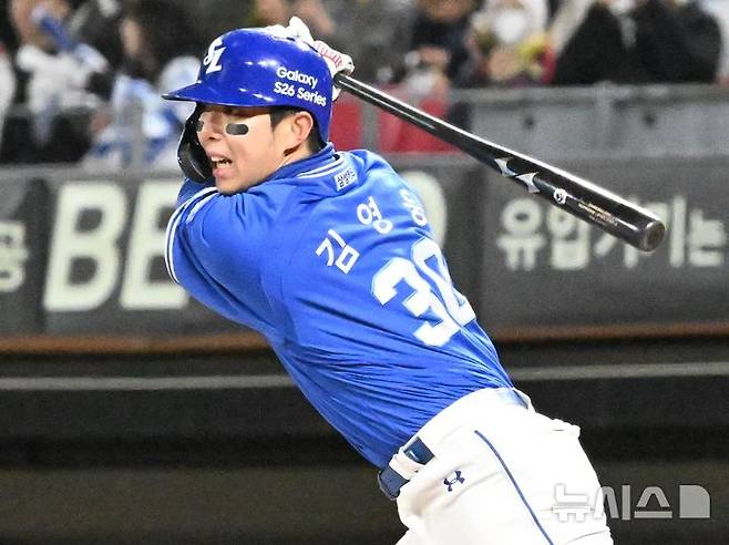 [광주=뉴시스] 이현행 기자 = 7일 오후 광주 북구 광주-기아챔피언스필드에서 열린 2026 신한 SOL KBO리그 삼성 라이온즈 대 KIA타이거즈의 경기, 삼성 김영웅이 8회 초 2아웃 주자 1,2루 상황에서 역전 적시타를 치고 있다.  2026.04.07. lhh@newsis.com