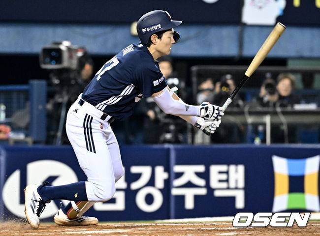 [OSEN=잠실, 조은정 기자]7일 서울 잠실야구장에서 ‘2026 신한 SOL KBO리그’ LG 트윈스와 두산 베어스의 경기가 열렸다.홈팀 LG는 톨허스트, 방문팀 두산은 최민석을 선발로 내세웠다. 8회초 1사 2,3루에서 두산 박지훈이 역전 2타점 적시타를 날리고 있다. 2026.05.07 /cej@osen.co.kr