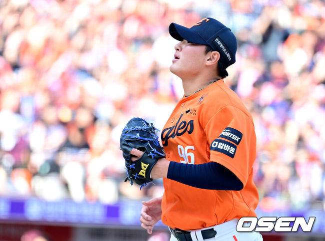 [OSEN=대전, 최규한 기자] 28일 대전 한화생명볼파크에서 ‘2026 신한 SOL KBO리그’ 개막전 한화 이글스와 키움 히어로즈의 맞대결이 열렸다.홈팀 한화는 윌켈 에르난데스, 방문팀 키움은 라울 알칸타라를 선발로 내세웠다. 6회초 2사 2루 상황 키움 박한결을 삼진으로 이끌며 실점없이 이닝을 막아낸 한화 투수 박준영이 더그아웃으로 향하고 있다. 2025.03.28 / dreamer@osen.co.kr