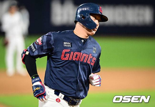 [OSEN=수원, 조은정 기자]6일 경기도 수원 KT위즈파크에서 2026 신한 SOL KBO리그 KT 위즈와 롯데 자이언츠의 경기가 열렸다.이날 KT는 보쉴리, 롯데는 비슬리를 선발투수로 내세웠다.6회초 1사 1루에서 롯데 나승엽이 달아나는 투런 홈런을 날린 뒤 베이스를 돌고 있다. 2026.05.06 /cej@osen.co.kr
