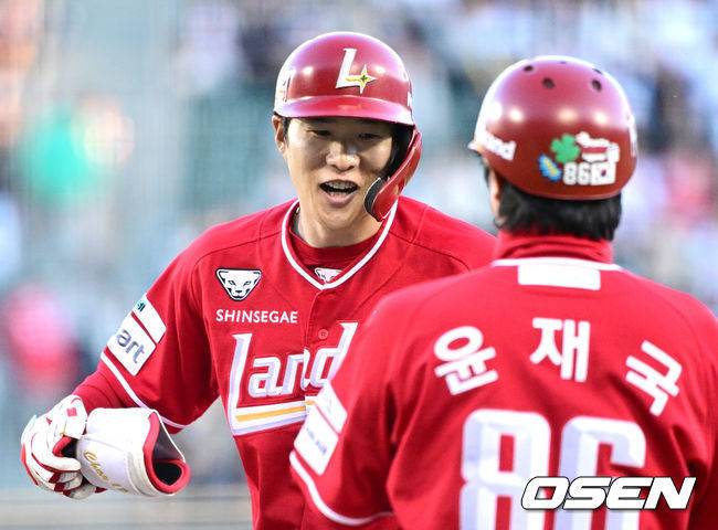 [OSEN=잠실, 최규한 기자] 8일 서울 잠실야구장에서 ‘2025 신한 SOL Bank KBO리그’ 두산 베어스와 SSG 랜더스의 경기가 열렸다. 2회초 2사 1, 2루 상황 SSG 채현우가 선제 1타점 적시타를 날리고 1루에 안착해 미소짓고 있다. 2026.05.08 / dreamer@osen.co.kr