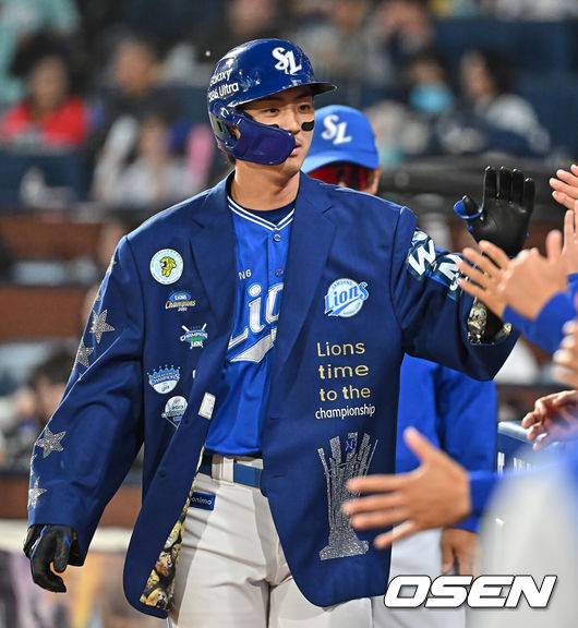 [OSEN=창원, 이석우 기자] 8일 창원NC파크에서 2026 신한 SOL KBO 리그 NC 다이노스와 삼성 라이온즈의 경기가 열렸다. 홈팀 NC는 목지훈이, 방문팀 삼성은 장찬희가 선발 출전했다. 삼성 라이온즈 구자욱이 5회초 1사 좌월 솔로 홈런을 치고 하이파이브를 하고 있다. 2026.05.08 / foto0307@osen.co.kr