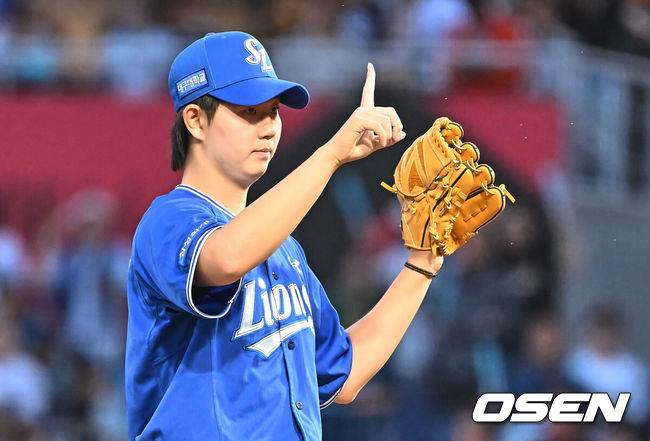 [OSEN=창원, 이석우 기자] 8일 창원NC파크에서 2026 신한 SOL KBO 리그 NC 다이노스와 삼성 라이온즈의 경기가 열렸다. 홈팀 NC는 목지훈이, 방문팀 삼성은 장찬희가 선발 출전했다. 삼성 라이온즈 선발투수 장찬희가 사인을 보내고 있다. 2026.05.08 / foto0307@osen.co.kr