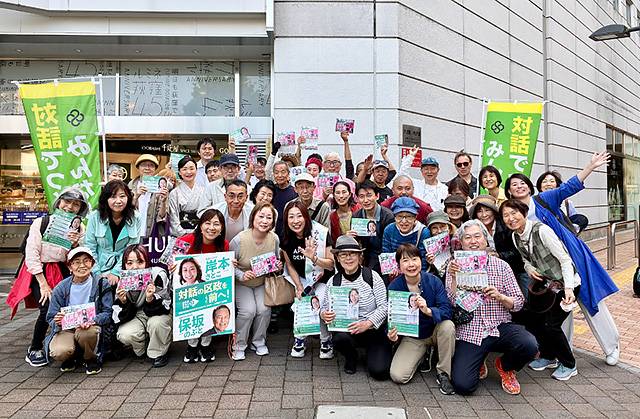 ▲ 2일 스기나미구 오기쿠보 역에서 사토코 구청장이 구민들과 대화하는 자리를 마련했다. 많은 자원봉사자들이 함께했다. ⓒ기시모토 사토코 홈페이지 갈무리