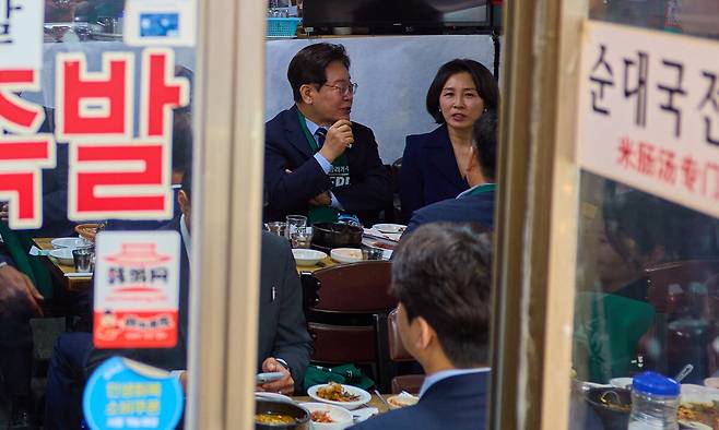 이재명 대통령과 김혜경 여사가 8일 서울 중구 남대문시장을 방문해 점심 식사를 하고 있다. 청와대 제공