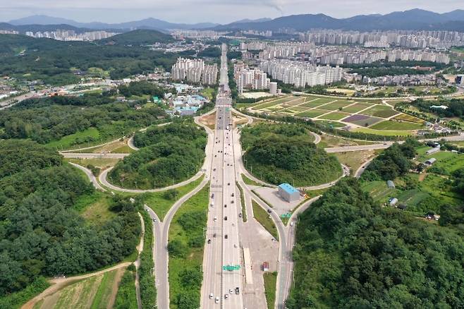 서울에서 경기 양주시를 거쳐 경기 연천군을 연결하는 3번 국도 우회도로 전경.  양주시 제공