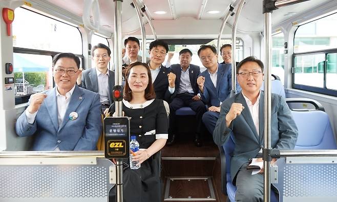 강수현(앞줄 왼쪽) 양주시장이 지난해 7월 직원들과 똑버스를 시승하고 있다. 양주시 제공