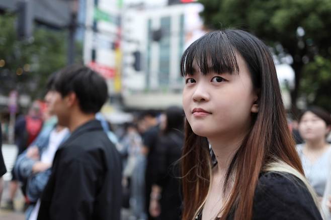 일본 도쿄 거리의 젊은 여성. BBC 사이언스 포커스는 일본 20대 초반 절반 이상이 성경험이 없다는 연구 결과를 소개하며 비혼·과로·경제 부담이 청년층의 관계 형성에 미치는 영향을 조명했다. 123RF