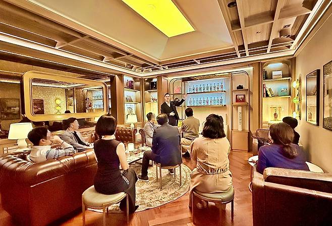 3월 12일 서울신라호텔에서 열린 우리은행 ‘투체어스(TWO CHAIRS) 프리미엄 멤버십 위스키&다이닝 세미나’ 에서 참석자들이 위스키 도슨트 프로그램에 참여하고 있다. 사진 제공=우리은행