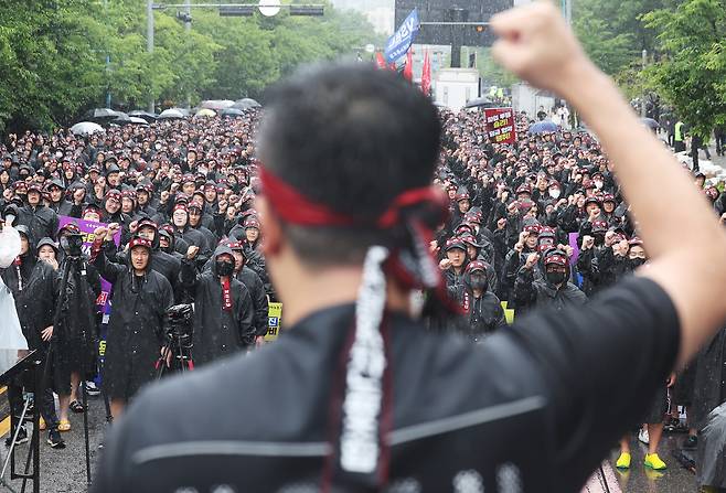 지난 2024년 7월 8일 오전 경기도 화성시 삼성전자 화성사업장 앞에서 열린 전국삼성전자노동조합 총파업 결의대회에서 조합원들이 구호를 외치고 있다. 연합뉴스
