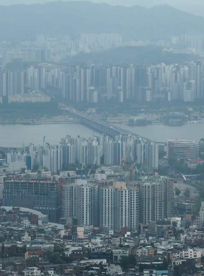 서울 남산타워 전망대에서 바라본 서울 시내 아파트 단지의 모습. 뉴스1