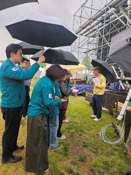 유체꽃 축제 현장 안전점검 모습 ⓒ구리시 제공