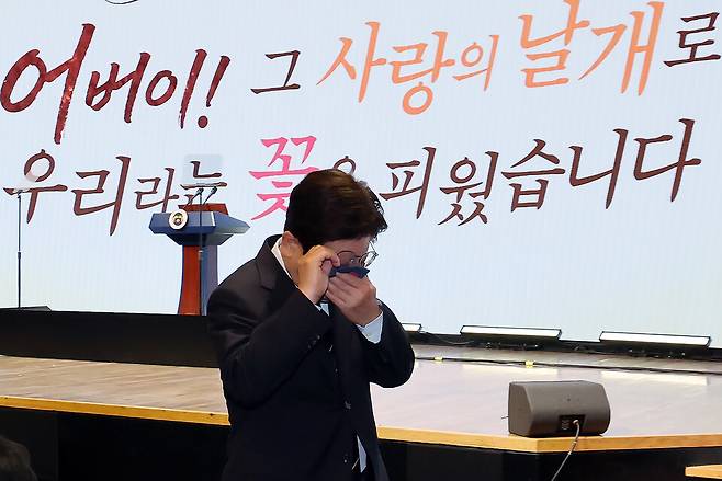 이재명 대통령이 8일 서울 중구 대한상공회의소에서 열린 어버이날 기념식에서 축사 후 눈물을 닦고 있다. 이 대통령은 축사에 앞서 순직 경찰관, 소방관 부모님들에게 카네이션을 달아드렸다. ⓒ연합뉴스