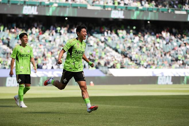전북 윙포워드 김승섭이 5일 광주와 K리그1 홈경기서 후반 초반 시즌 첫골을 터트린 뒤 벤치로 달려가고 있다. 사진제공｜한국프로축구연맹