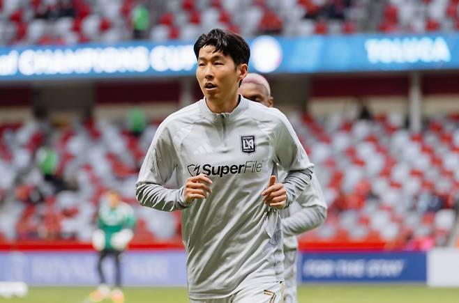 손흥민이 7일(한국시간) 멕시코 톨루카의 에스타디오 네메시오 디에스에서 열린 2026 북중미카리브축구연맹(CONCACAF) 챔피언스컵 준결승 2차전 경기 전 몸을 풀고 있다. /사진=LAFC 공식 사회관계망서비스(SNS)