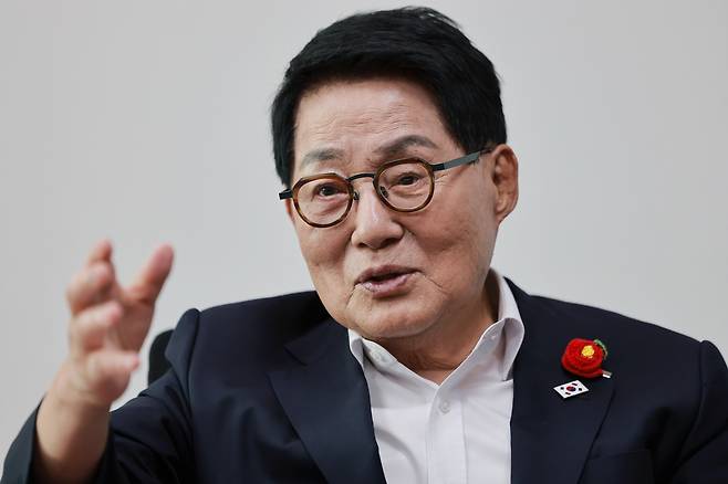 국회의장 선거 출마하는 민주당 박지원 의원     (서울=연합뉴스) 신현우 기자 = 22대 후반기 국회를 2년간 대표할 국회의장 선거에 출마하는 더불어민주당 박지원 의원이 지난 6일 국회 의원회관 자신의 의원실에서 연합뉴스와 인터뷰하고 있다. 2026.5.8
    nowwego@yna.co.kr