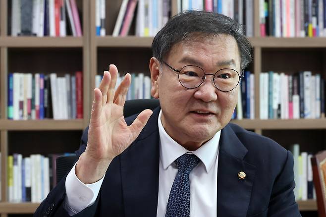 연합뉴스와 인터뷰하는 김태년 의원  (서울=연합뉴스) 이동해 기자 = 22대 후반기 국회를 2년간 대표할 국회의장 선거에 출마하는 더불어민주당 김태년 의원이 지난 6일 국회 의원회관 자신의 의원실에서 연합뉴스와 인터뷰를 하고 있다. 2026.5.8
    eastsea@yna.co.kr