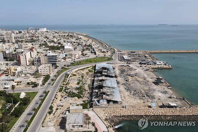 지난 4월 파괴된 케슘섬 항구의 낚시 부두 미군과 이스라엘의 군사작전으로 파괴된 이란 케슘섬 항구에 있는 낚시부두의 지난 4월 13일 모습. [AP=연합뉴스 자료사진. 재판매 및 DB 금지]