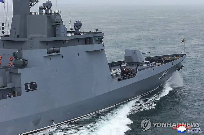 김정은, 구축함 '최현호' 기동능력 종합평가시험 참관