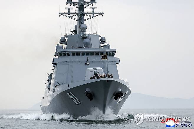 김정은, 구축함 '최현호' 기동능력 종합평가시험 참관 (평양 조선중앙통신=연합뉴스) 김정은 북한 국무위원장이 지난 7일 구축함 '최현호'에 탑승해 취역을 앞두고 진행하는 함의 기동능력 종합평가시험을 참관했다고 조선중앙통신이 8일 보도했다. 이날 김 위원장의 딸 주애도 동행했다. 2026.5.8 
    [국내에서만 사용가능. 재배포 금지. For Use Only in the Republic of Korea. No Redistribution] nkphoto@yna.co.kr