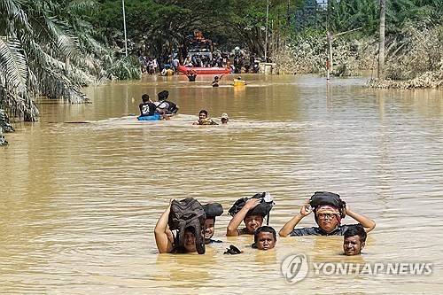 지난해 대홍수 때 물에 잠긴 인도네시아 북수마트라주 [AFP 연합뉴스 자료사진. 재판매 및 DB 금지]