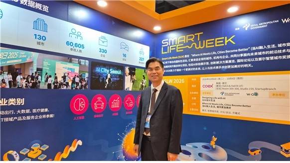 (서울=연합뉴스) 중국국제과학기술산업박람회(CHITEC) 현장 방문한 김만기 서울AI재단 이사장. [서울AI재단 제공. 재판매 및 DB 금지]