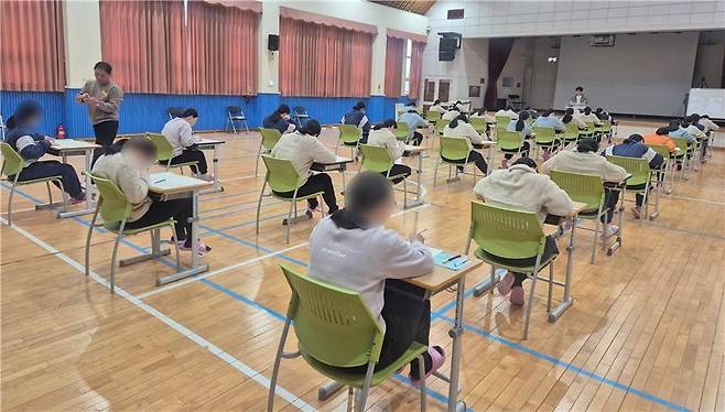 지난 4월 4일 검정고시에 응시하는 소년원 학생들 [법무부 제공. 재판매 및 DB 금지]